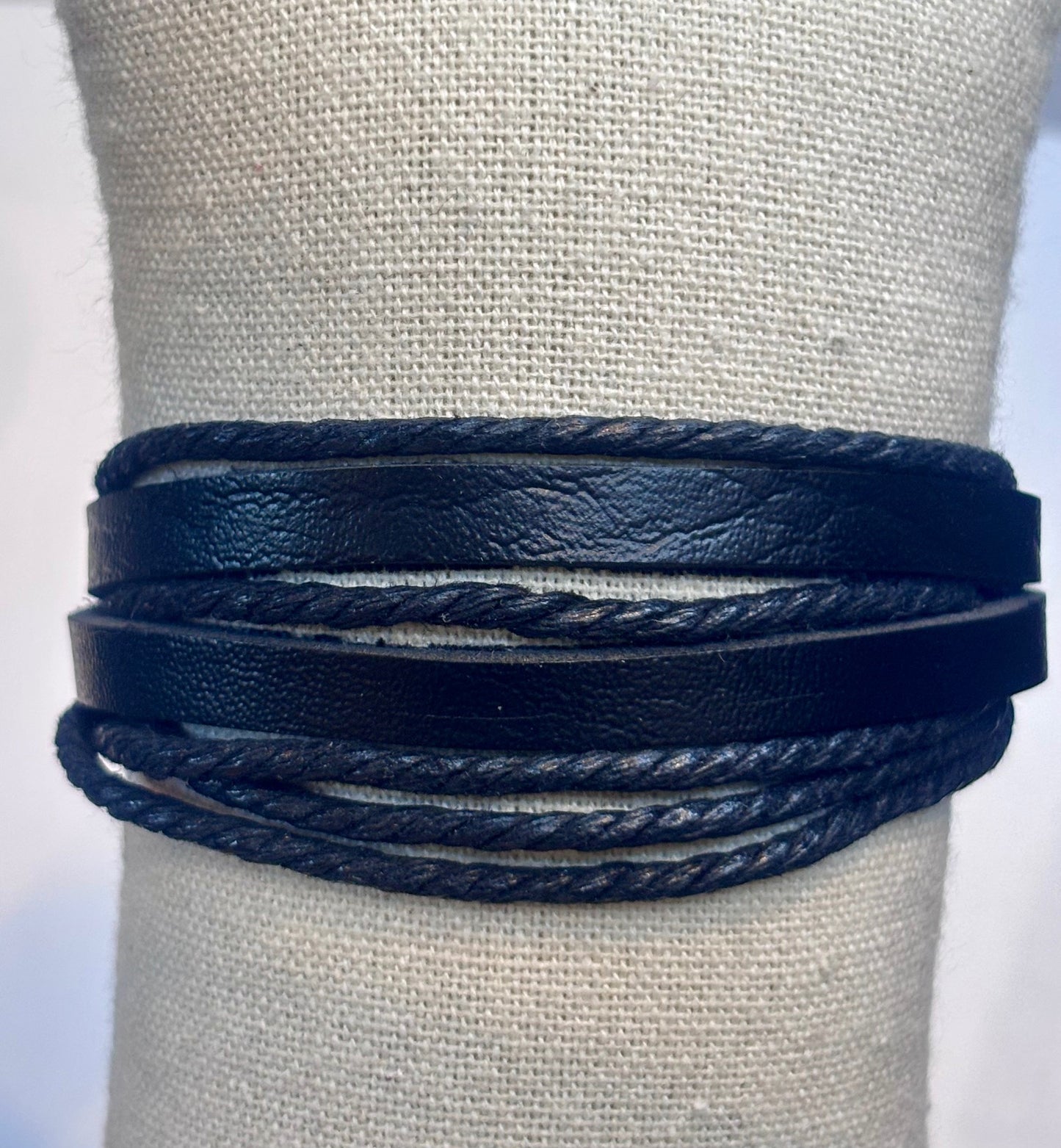 Pulsera Multicapa Negra – Estilo Urbano y Versátil