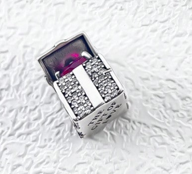 Charm Caja de Regalo con Corazón