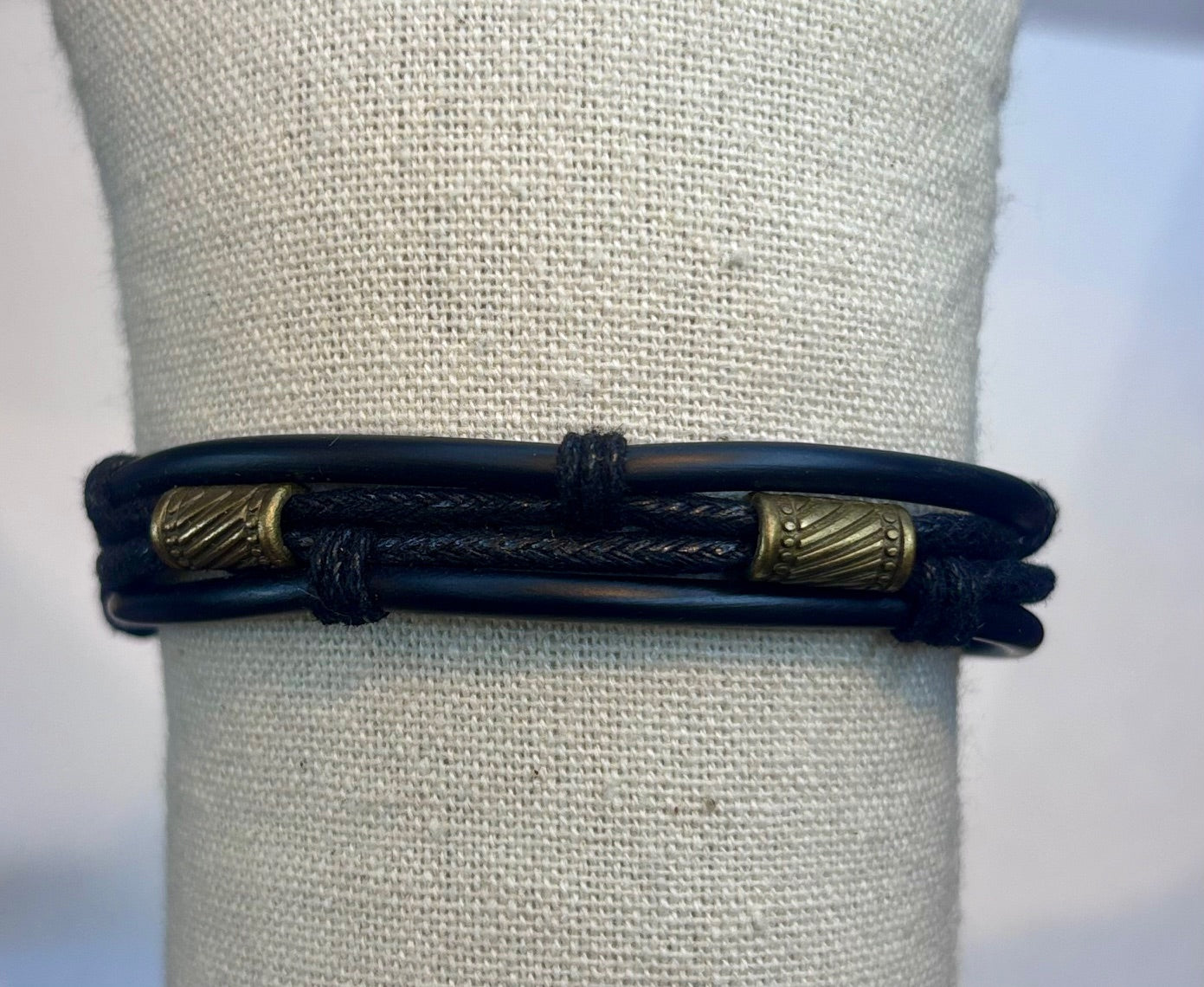 Pulsera "Oro Viejo" – Estilo Urbano con Detalles Étnicos