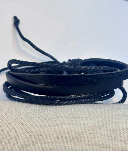 Pulsera Multicapa Negra – Estilo Urbano y Versátil