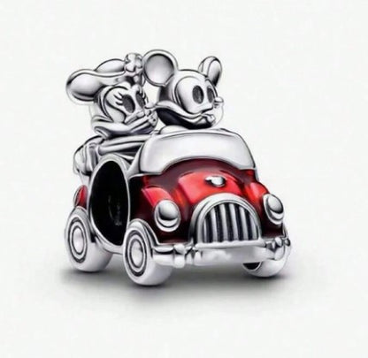 Charm Mickey y Minnie en coche – Un Viaje Lleno de Amor 🚗❤️