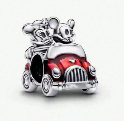 Charm Mickey y Minnie en coche – Un Viaje Lleno de Amor 🚗❤️
