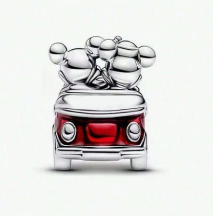 Charm Mickey y Minnie en coche – Un Viaje Lleno de Amor 🚗❤️