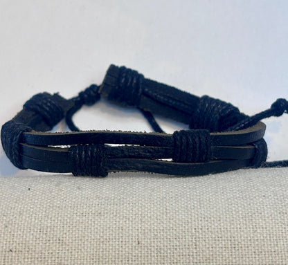 Pulsera Envolvente Negra – Estilo Casual con Carácter