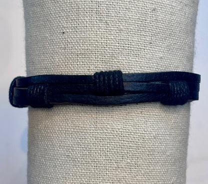 Pulsera Envolvente Negra – Estilo Casual con Carácter