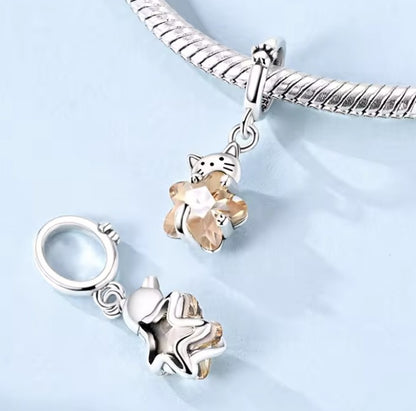 Charm Gatito Abrazando Estrella