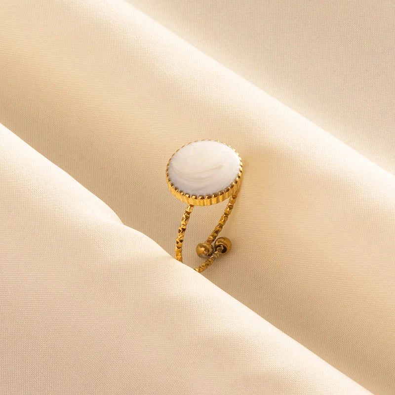 Anillos Dorados con Detalles Nacarados