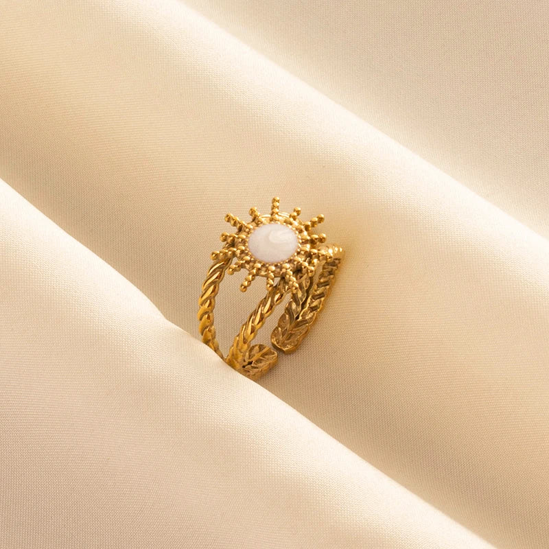 Anillos Dorados con Detalles Nacarados