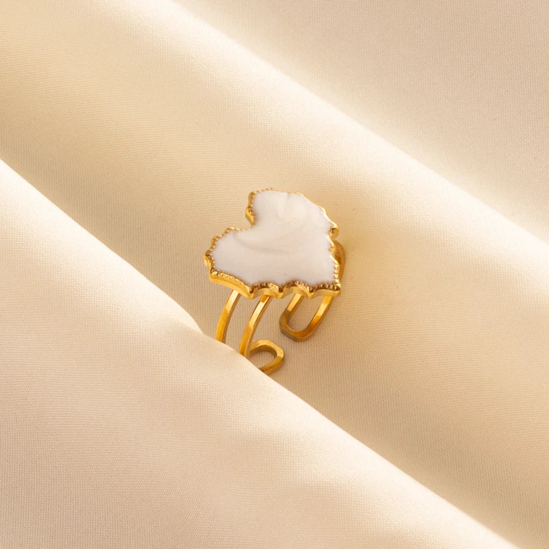 Anillos Dorados con Detalles Nacarados