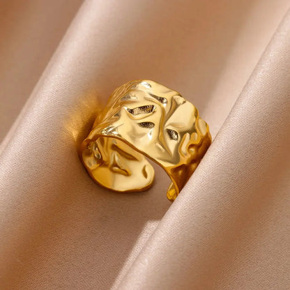 Anillos Dorados Ondas Elegantes