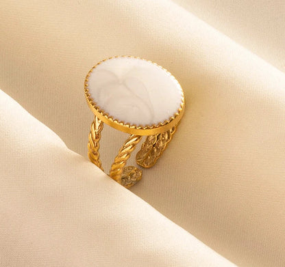 Anillos Dorados con Detalles Nacarados