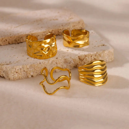 Anillos Dorados Ondas Elegantes