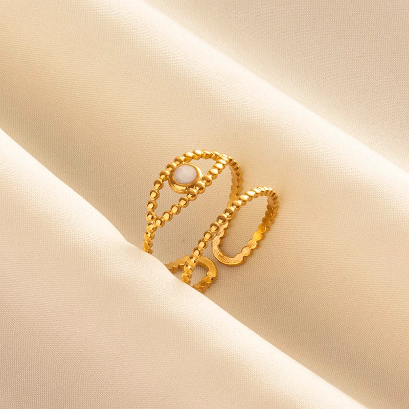 Anillos Dorados con Detalles Nacarados