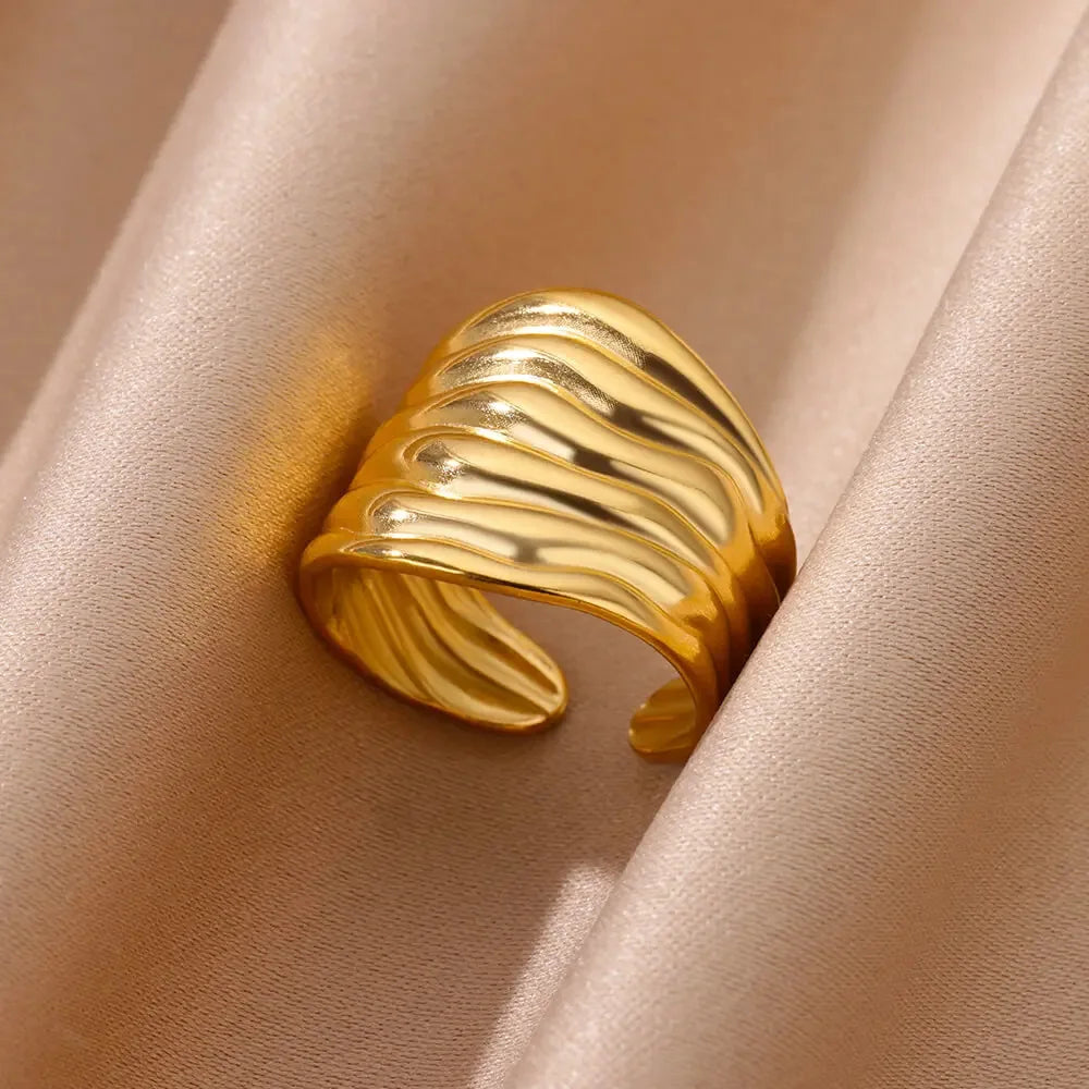Anillos Dorados Ondas Elegantes