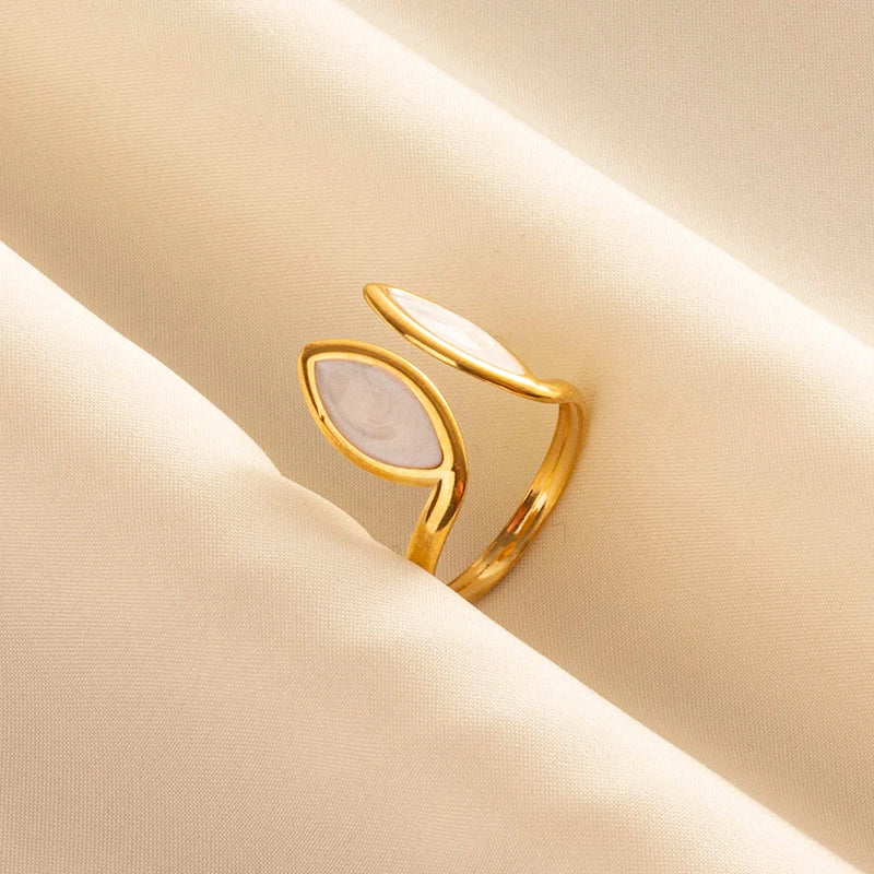 Anillos Dorados con Detalles Nacarados