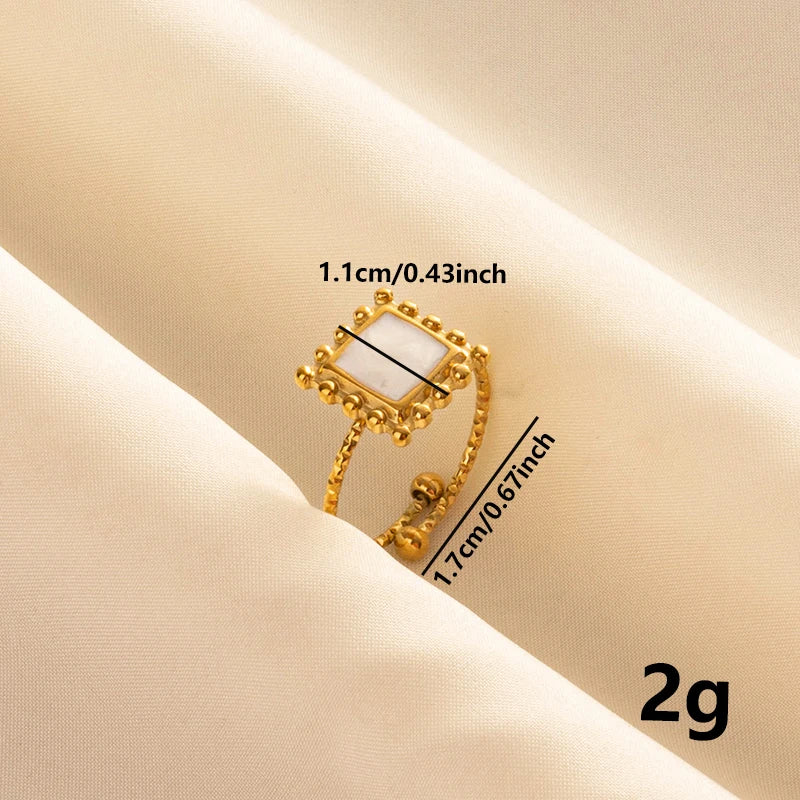 Anillos Dorados con Detalles Nacarados