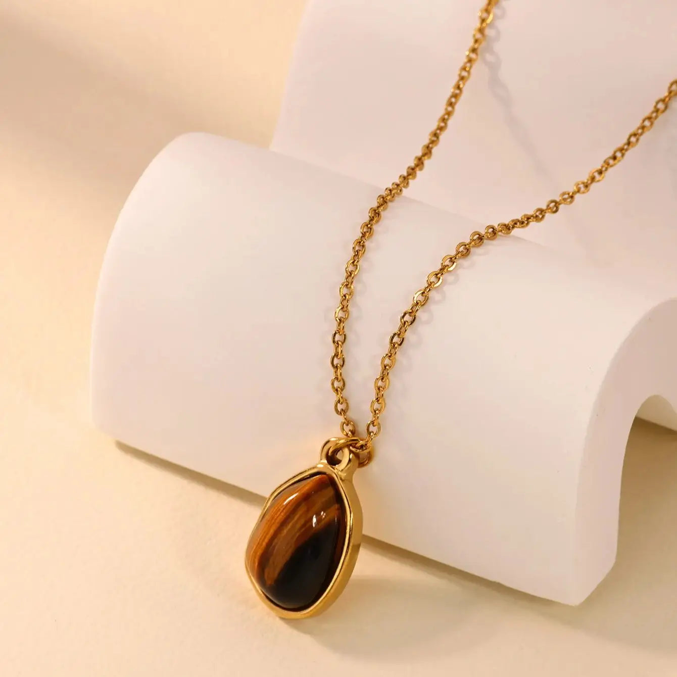Collar ambar oval