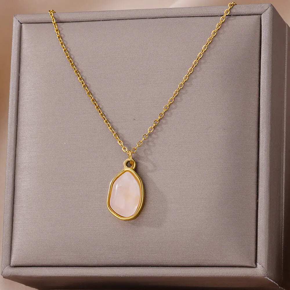 Collar ambar oval