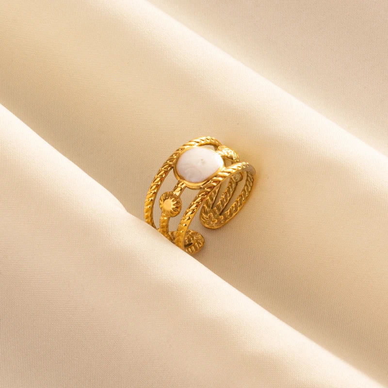 Anillos Dorados con Detalles Nacarados