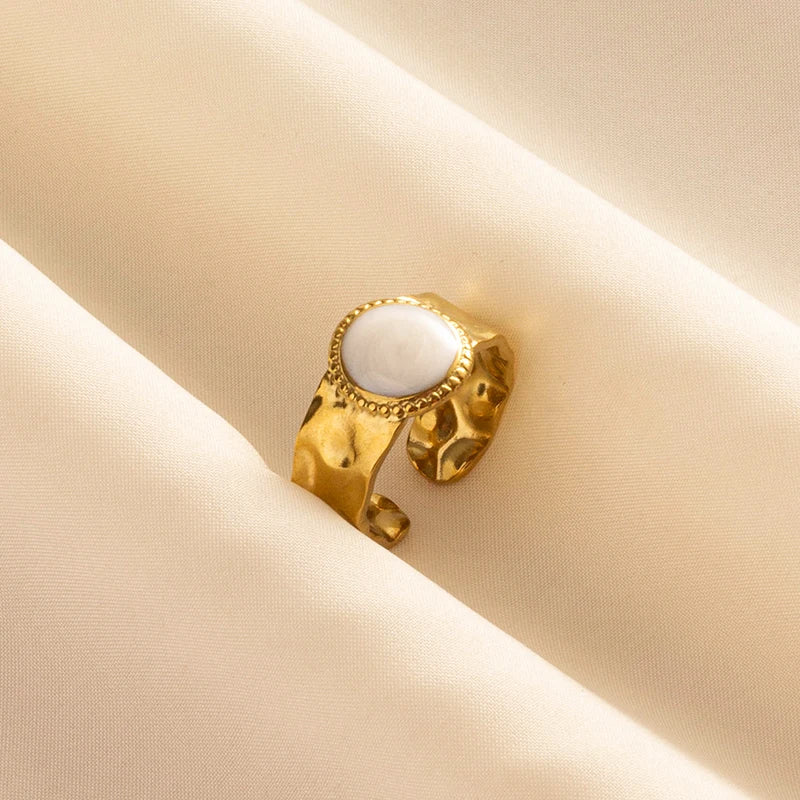 Anillos Dorados con Detalles Nacarados