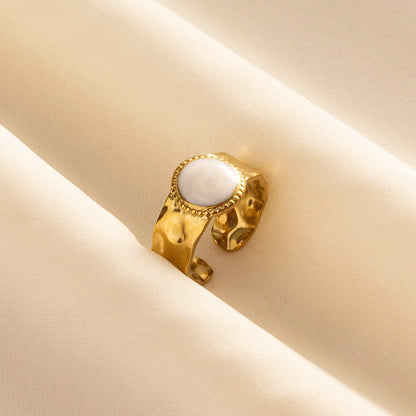 Anillos Dorados con Detalles Nacarados