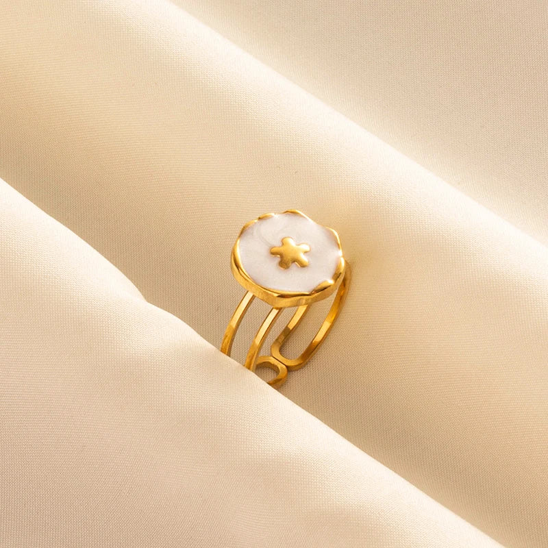 Anillos Dorados con Detalles Nacarados