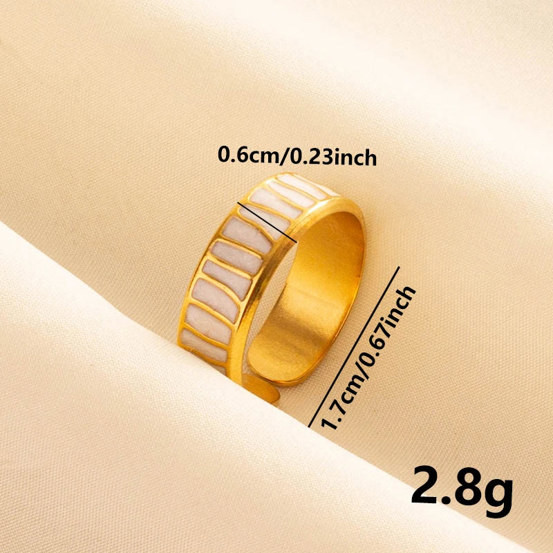 Anillos Dorados con Detalles Nacarados