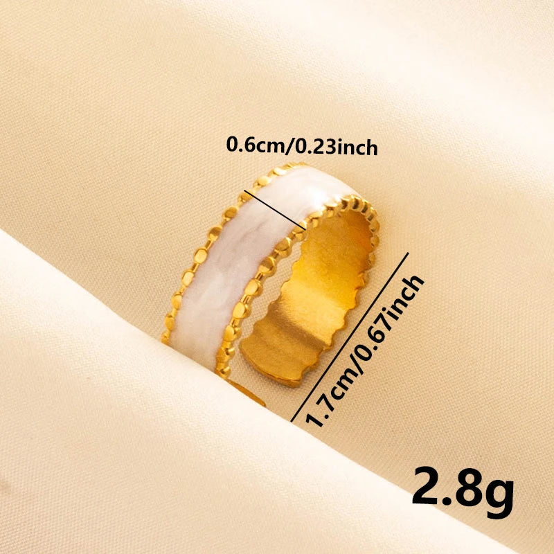 Anillos Dorados con Detalles Nacarados