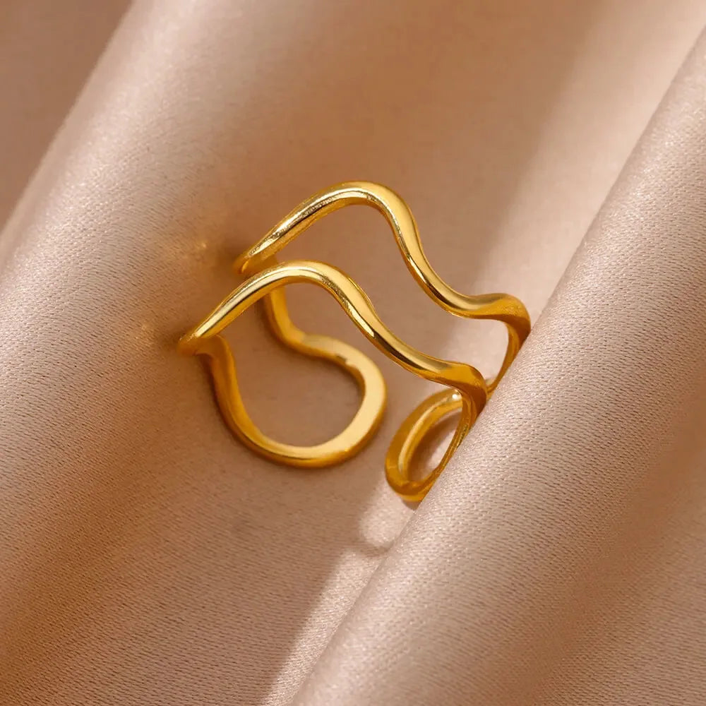 Anillos Dorados Ondas Elegantes