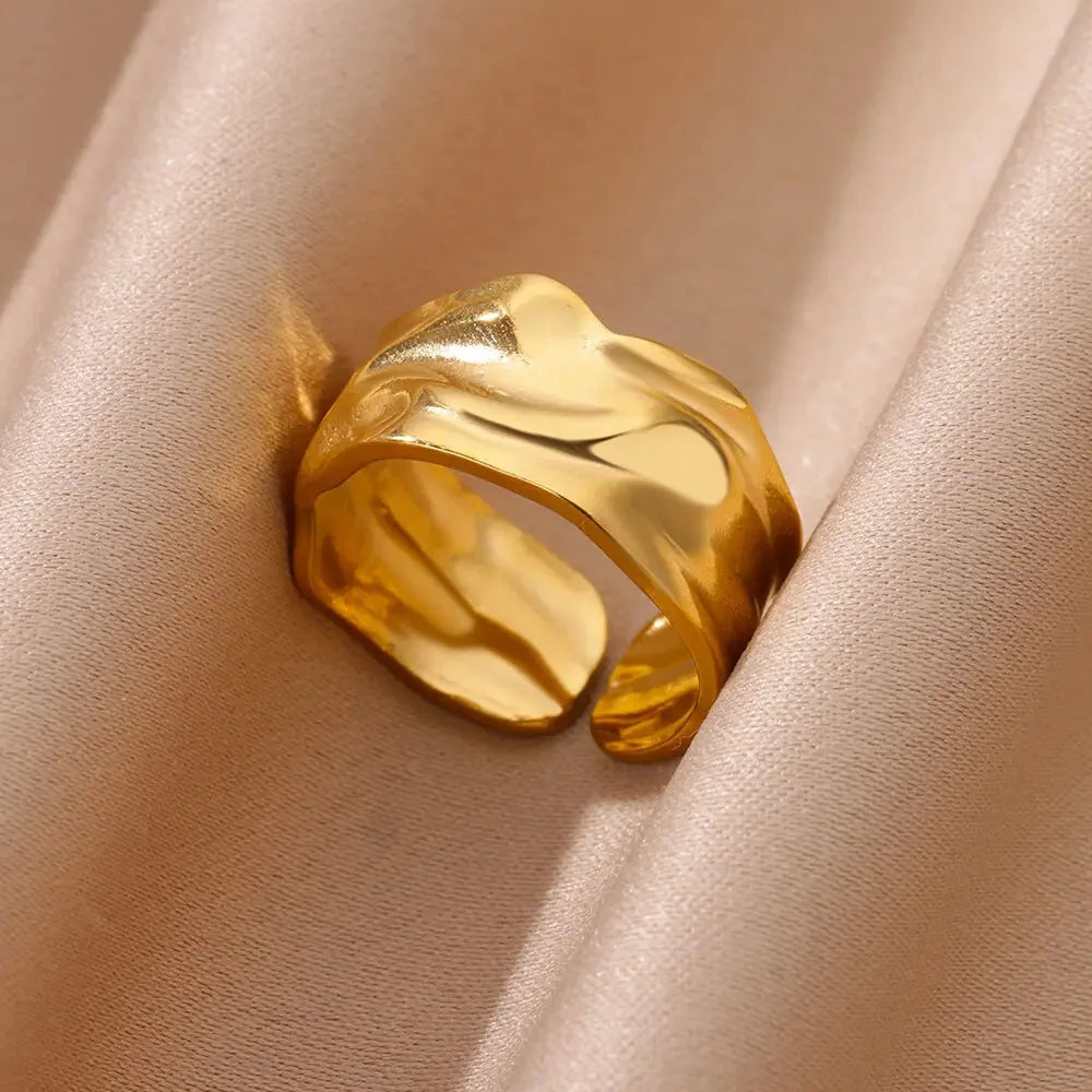 Anillos Dorados Ondas Elegantes