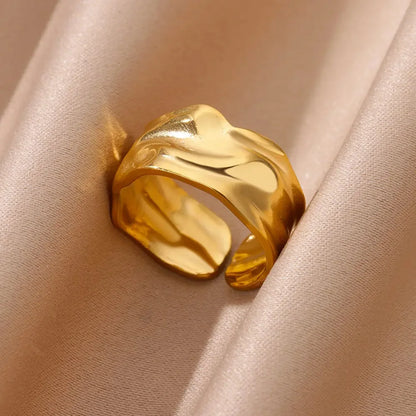 Anillos Dorados Ondas Elegantes
