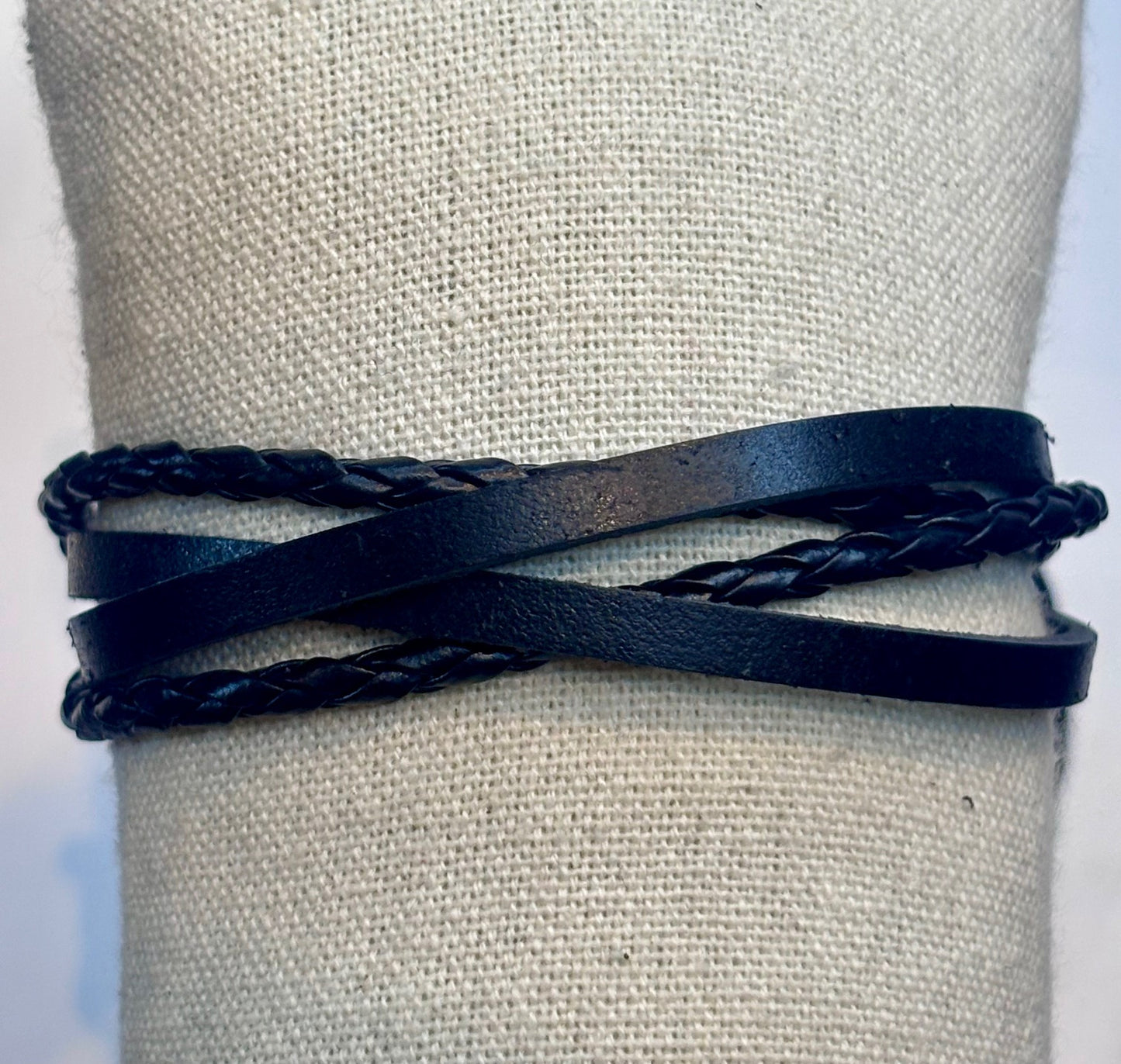 Pulsera “Trenza Cuero” – Estilo Urbano y Atemporal