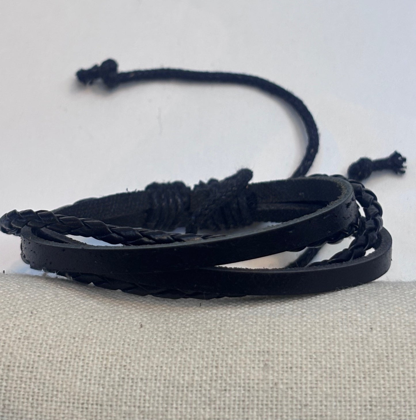 Pulsera “Trenza Cuero” – Estilo Urbano y Atemporal